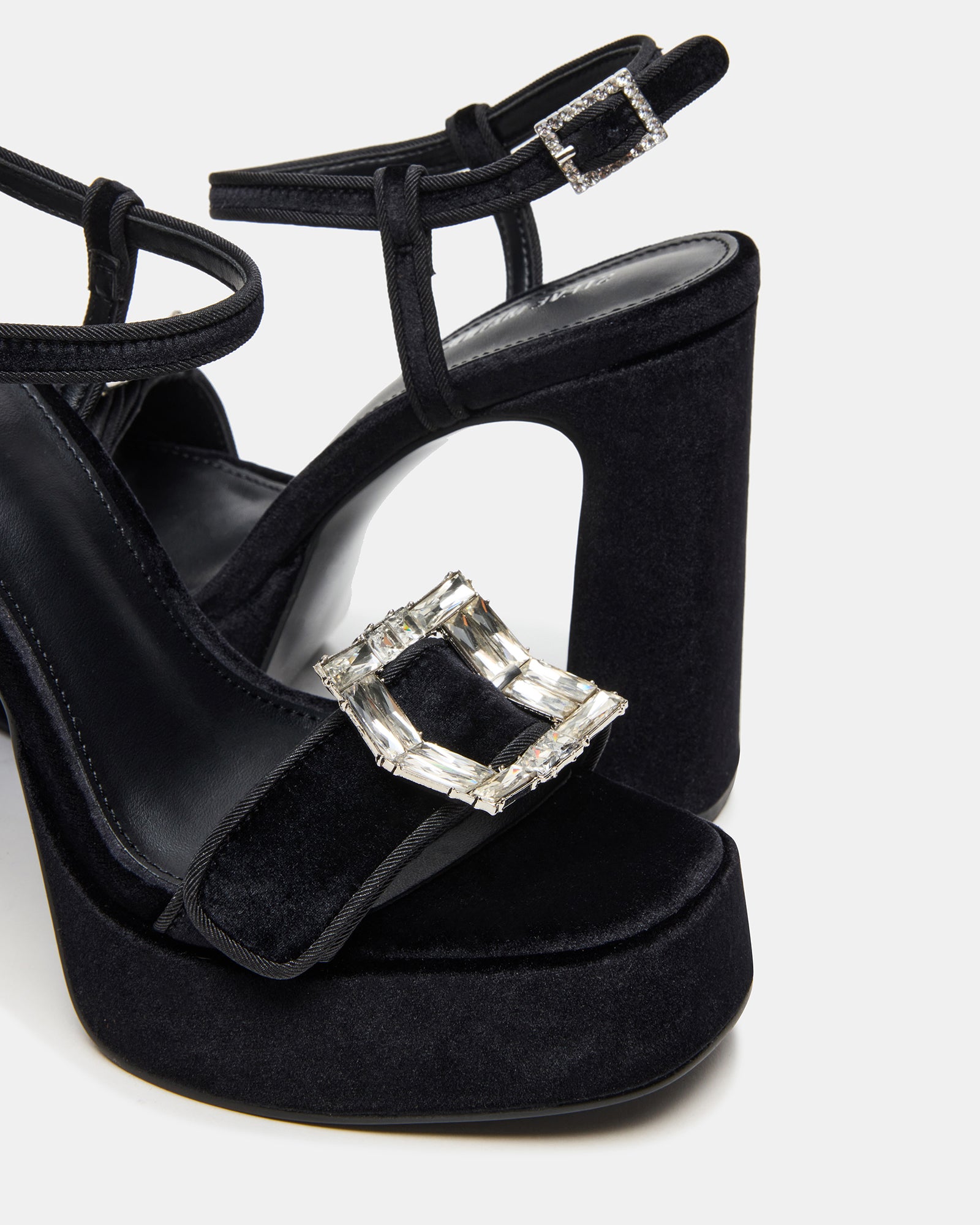 LIANDRA BUCKLE BLACK VELVET - SM REBOOTED